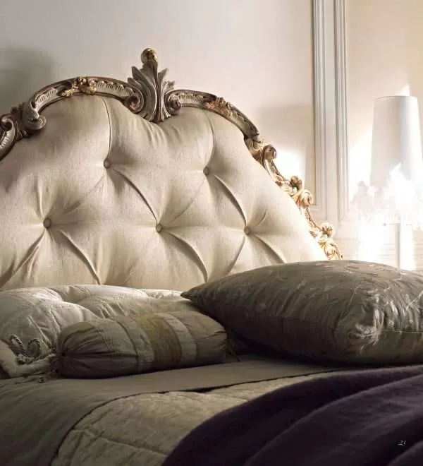 Elegant classic Italian bed by Florence Art