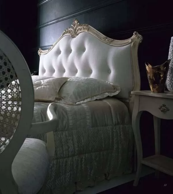 Beautiful Italian Classic bed by Florence Art