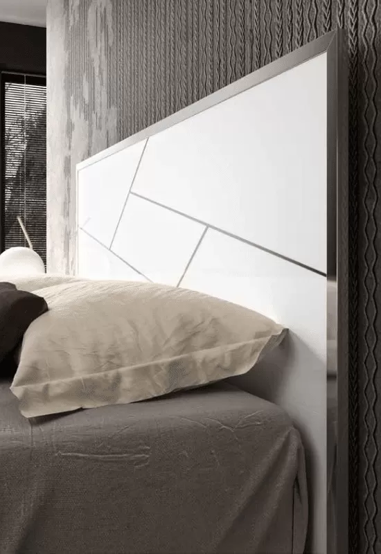 Beautiful Elegant Modern Italian Bed by Status